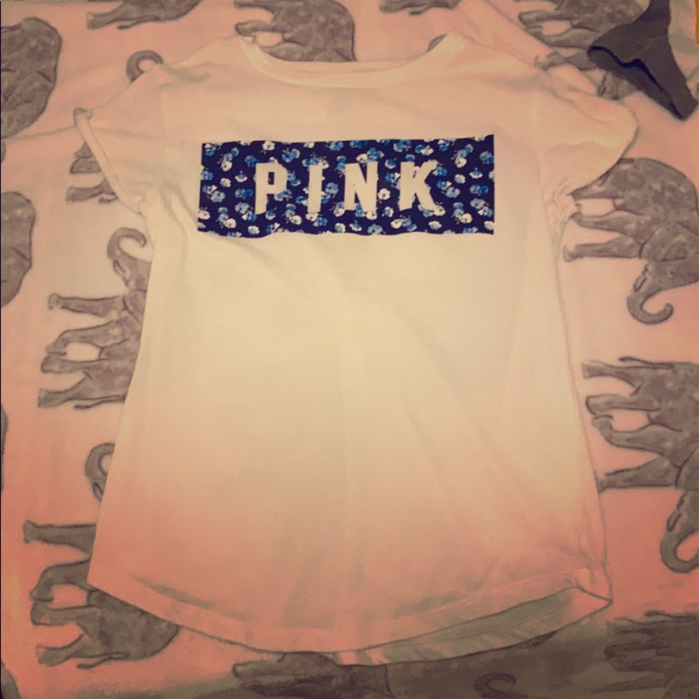 Pink T-shirt! Barely worn and no stains at all!!👍